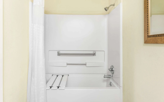 Super 8 by Wyndham Brookhaven