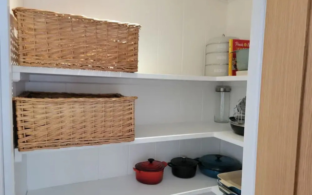 Luxury 2-bed Lodge in Routh, Sleeps 4 With Hot Tub