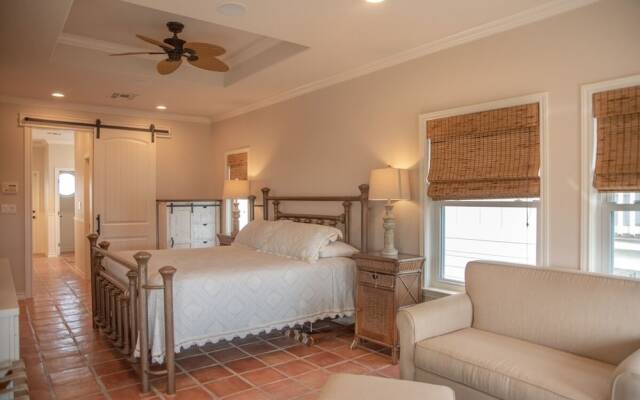 Salt and Horns - 4 Br Home