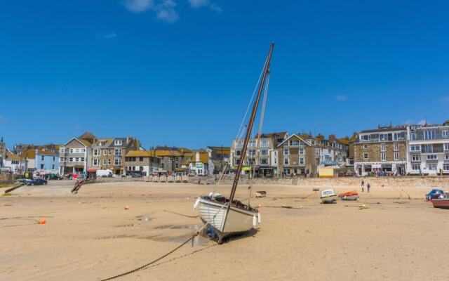 Cozy Holiday Home in Saint Ives Near Beach