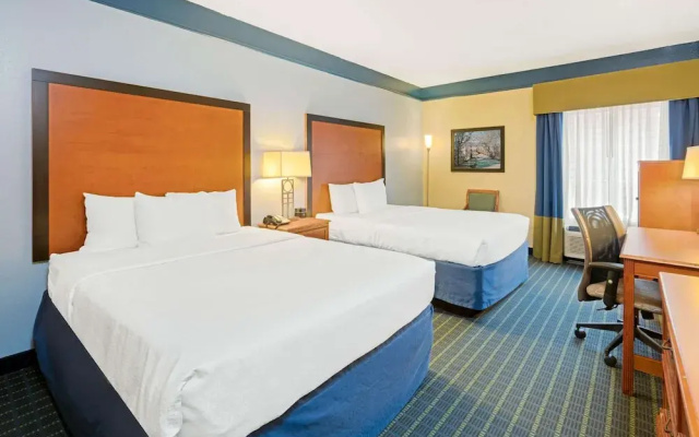 La Quinta Inn & Suites Shawnee