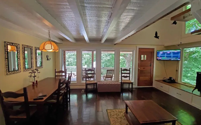 Cute Above The Creek 1 Bedroom Farmhouse by Redawning