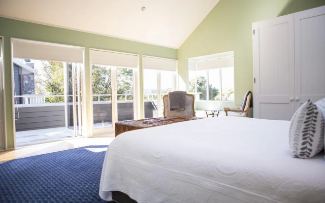 970 Lonely Bay Lodge