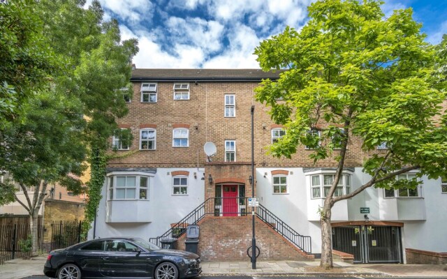 Sunny 2BR apt in the heart of Vauxhall, by subway