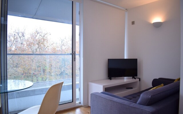 Modern 1 Bedroom Flat In Chelsea With Balcony