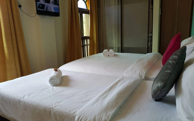 D'Feringghi Haus Hotel & Restaurant