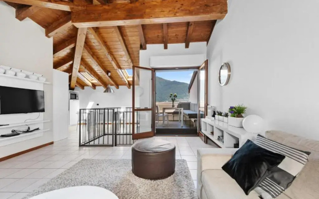 CasaCamelia 35, 3 BDRM with view Lake Como