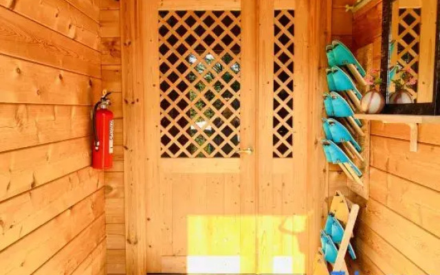 Tomy's Log House - Need Car