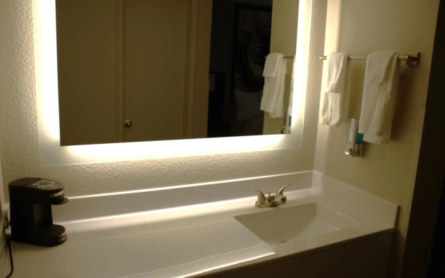 Super 8 By Wyndham Lamar