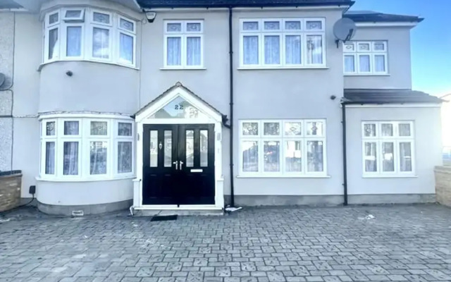 Luxurious 6-bed Entire House in London Ilford