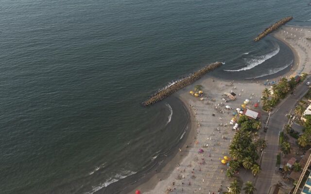 Stunning Highrise Seafront Apartment