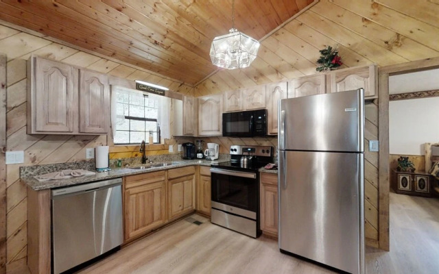 Little Mountain Hideaway 2 Bedroom Cabin by RedAwning