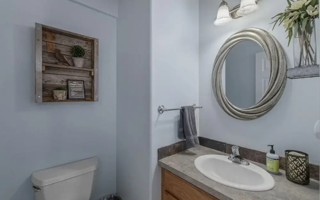 All Seasons Getaway 4 Bedroom Home by NW Comfy Cabins by RedAwning