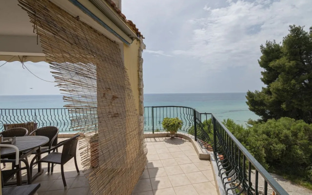 Poseidon Seafront Apartment by Rentalspro