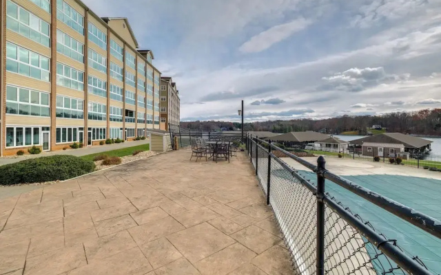 Top-floor Balcony & Serene Views: Huddleston Condo