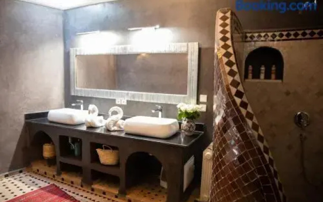 Riad Mur Akush