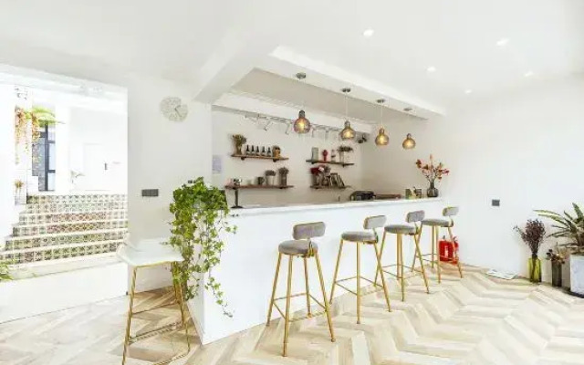 Mubai Light Luxury Hostel