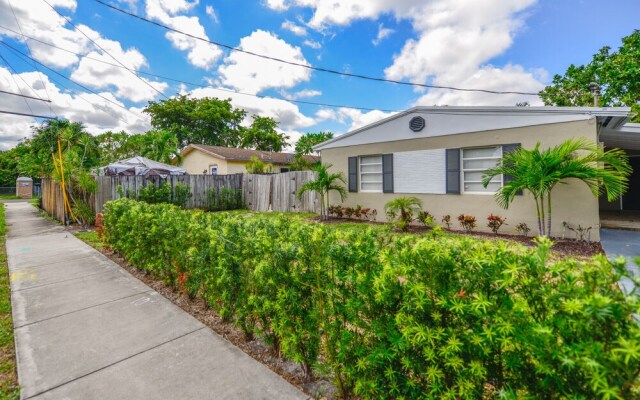 Wonderful 2BR House with Canal Access