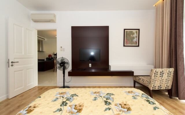 Garden view Apartment - 2 mins to beach