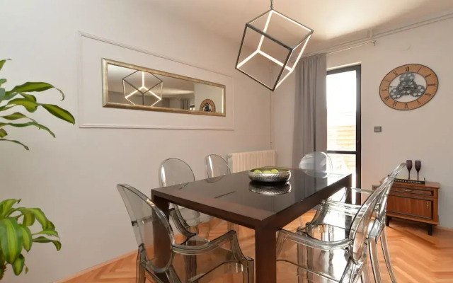 Apartment 843