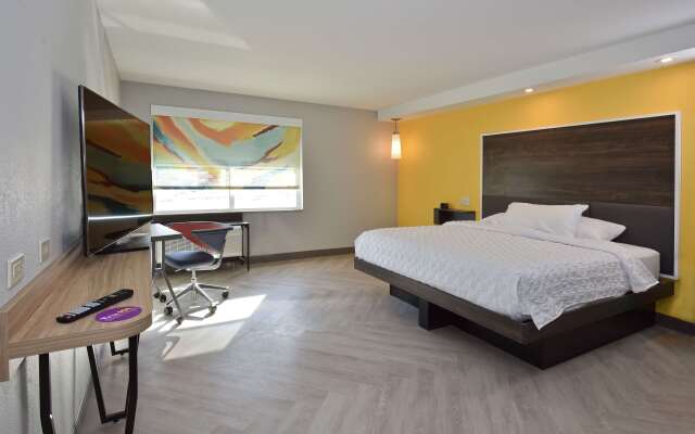 Tru by Hilton Lawrence