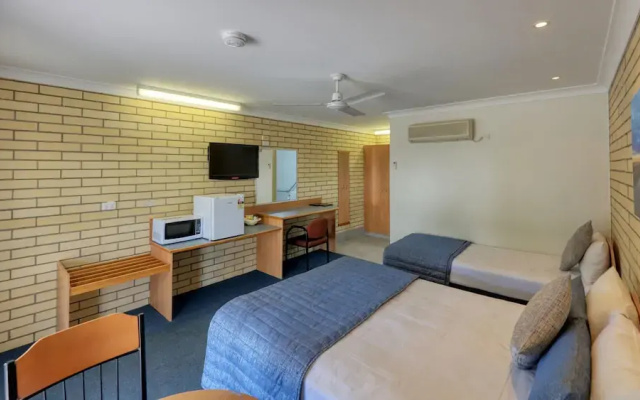 Riverland Motor Inn & River's Restaurant