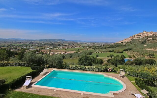Quaint Farmhouse in Trevi With Swimming Pool