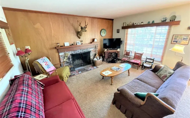 Near Lake Plus View 2 Bedroom Home by RedAwning