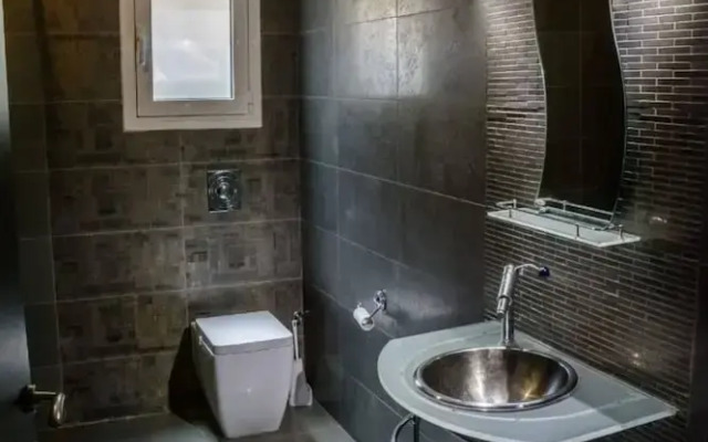 Green Luxury Villa Near The Sea