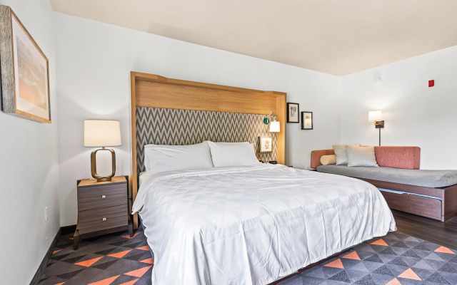 Holiday Inn St. Petersburg West by IHG