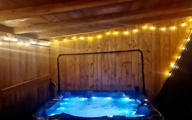 Bucovina-a-framehouse-hottub-fireplace-patio-wifi