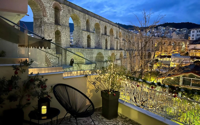 Under the Aqueduct boutique house