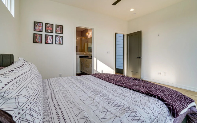 Sleek + Modern Nashville Home: Walk to Marathon!