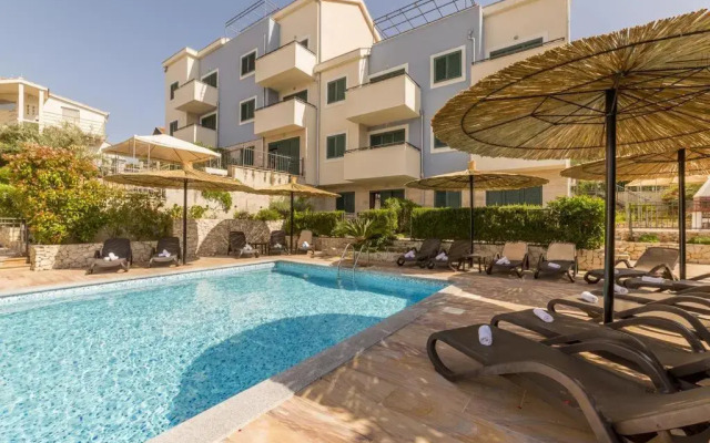 SeaEsta apartment Pool and Beach