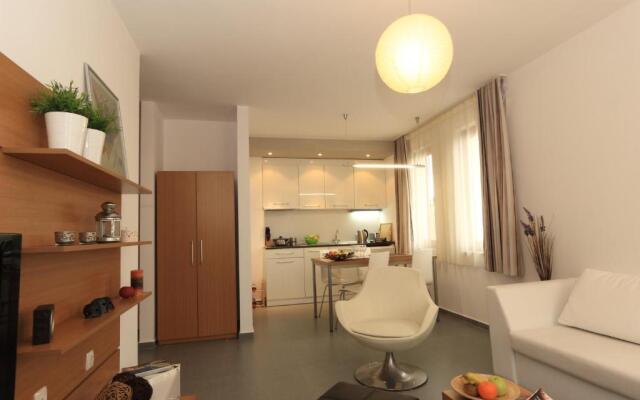 Green Life Pool View Apartment