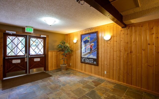 Mt. Baker Lodging Condo 33 – Inexpensive, Sleeps 6! by MBL