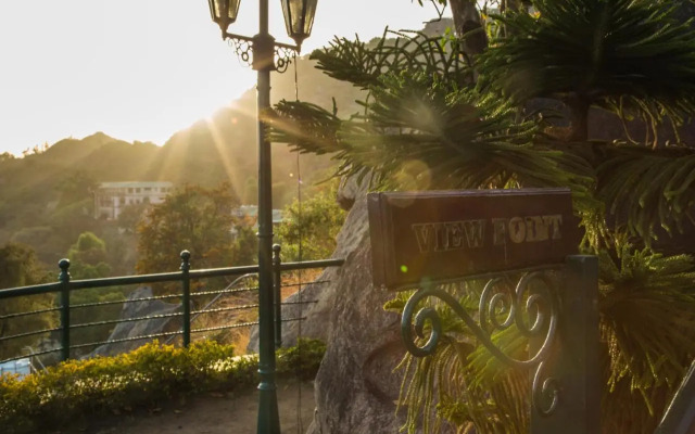 The Colonial Manek Manor