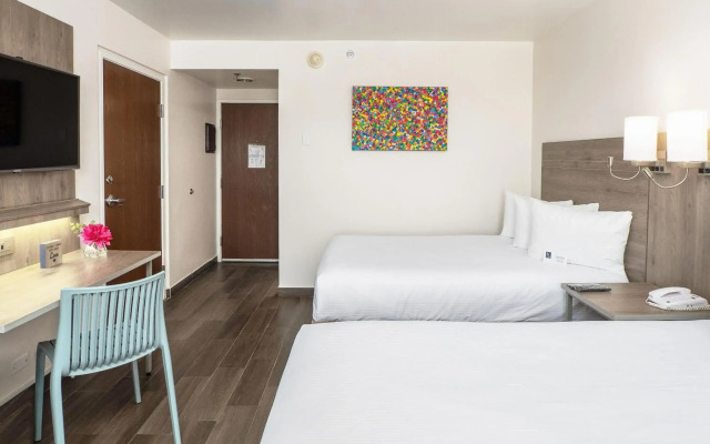 Hotel Mesaluna Near American Consulate