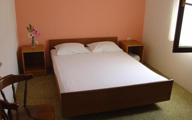 Apartments and Rooms Mirjana