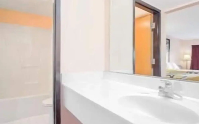 Super 8 Motel - Columbia