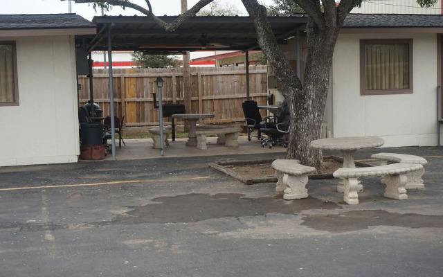 Pearsall Executive Inn