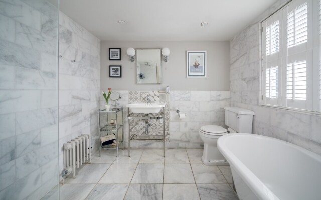 Altido Homely 4-Bed House W/ Terrace In Wandsworth