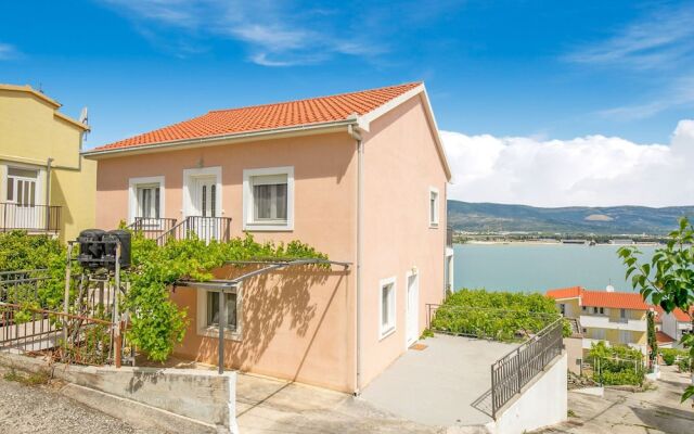 Attractive Apartment in Mastrinka near Sea Beach