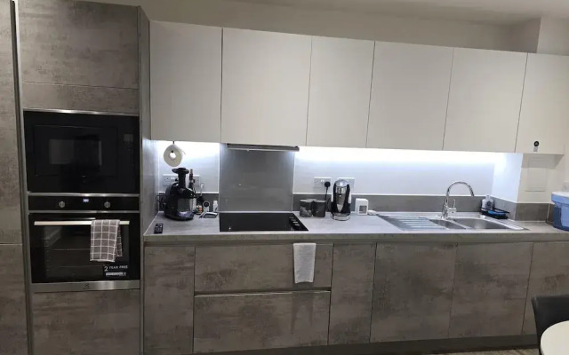 Luxurious 2-bed Haven in the Heart of Barking