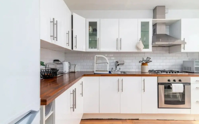 Amazing 2 Bedroom Flat in East London, Fits 5