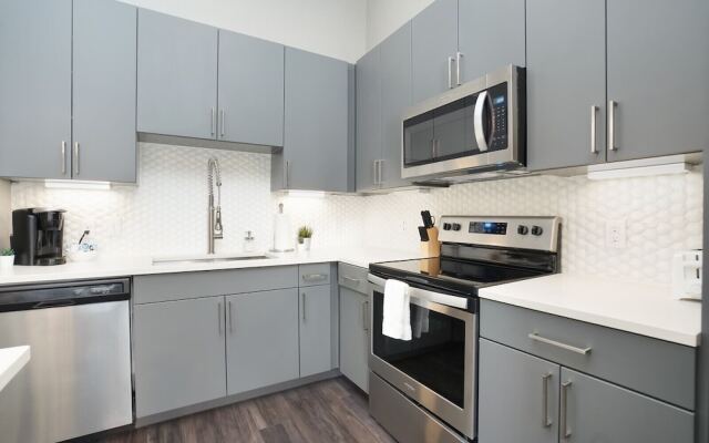 1 BR and 2 BR near Downtown by Frontdesk