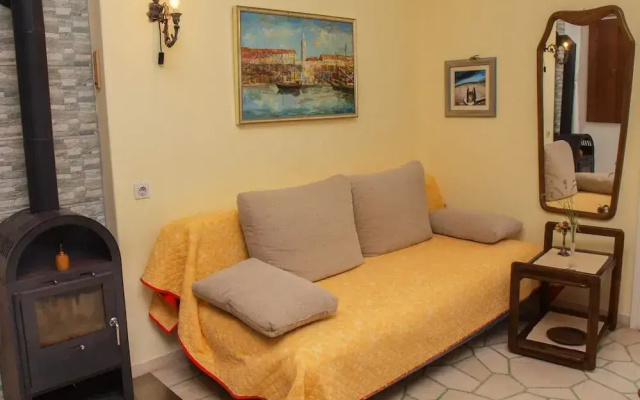 Beachfront Apartment With big Terrace and Garden