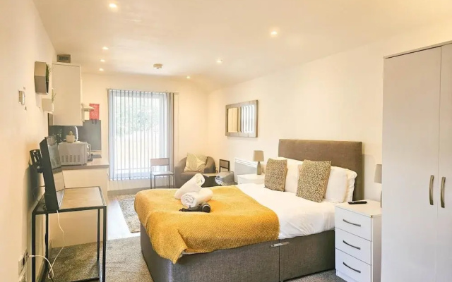 Churchill Studio - 1 Bedroom Studio - Uplands