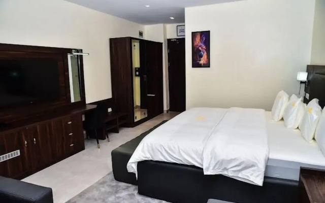 3pple M Continental Hotel & Suites