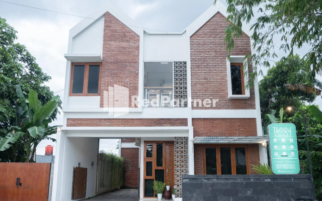 Twin House by OYO Rooms